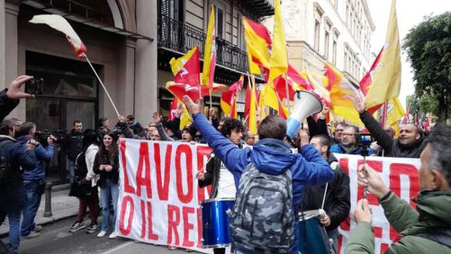 I percettori del reddito di cittadinanza scendono in piazza: partito un corteo per difendere il sussidio
