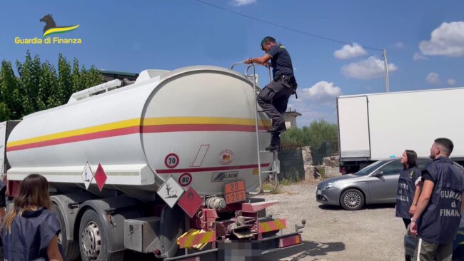 Truffe sui carburanti a Catania: sequestri per 25 milioni e 13 indagati – VIDEO
