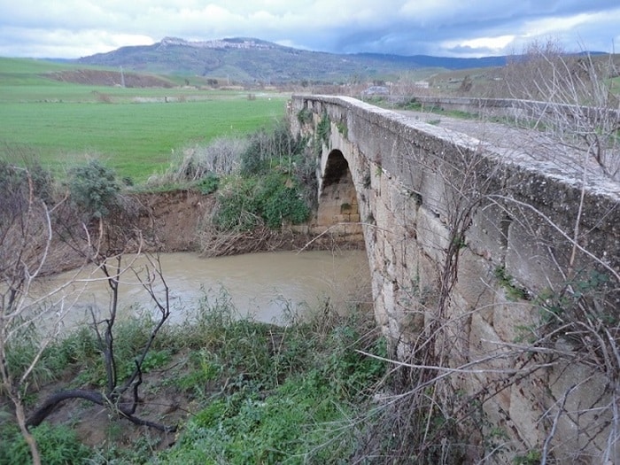 Hanno abbattuto un ponte medievale durante i lavori per la Statale: la denuncia di BCSicilia