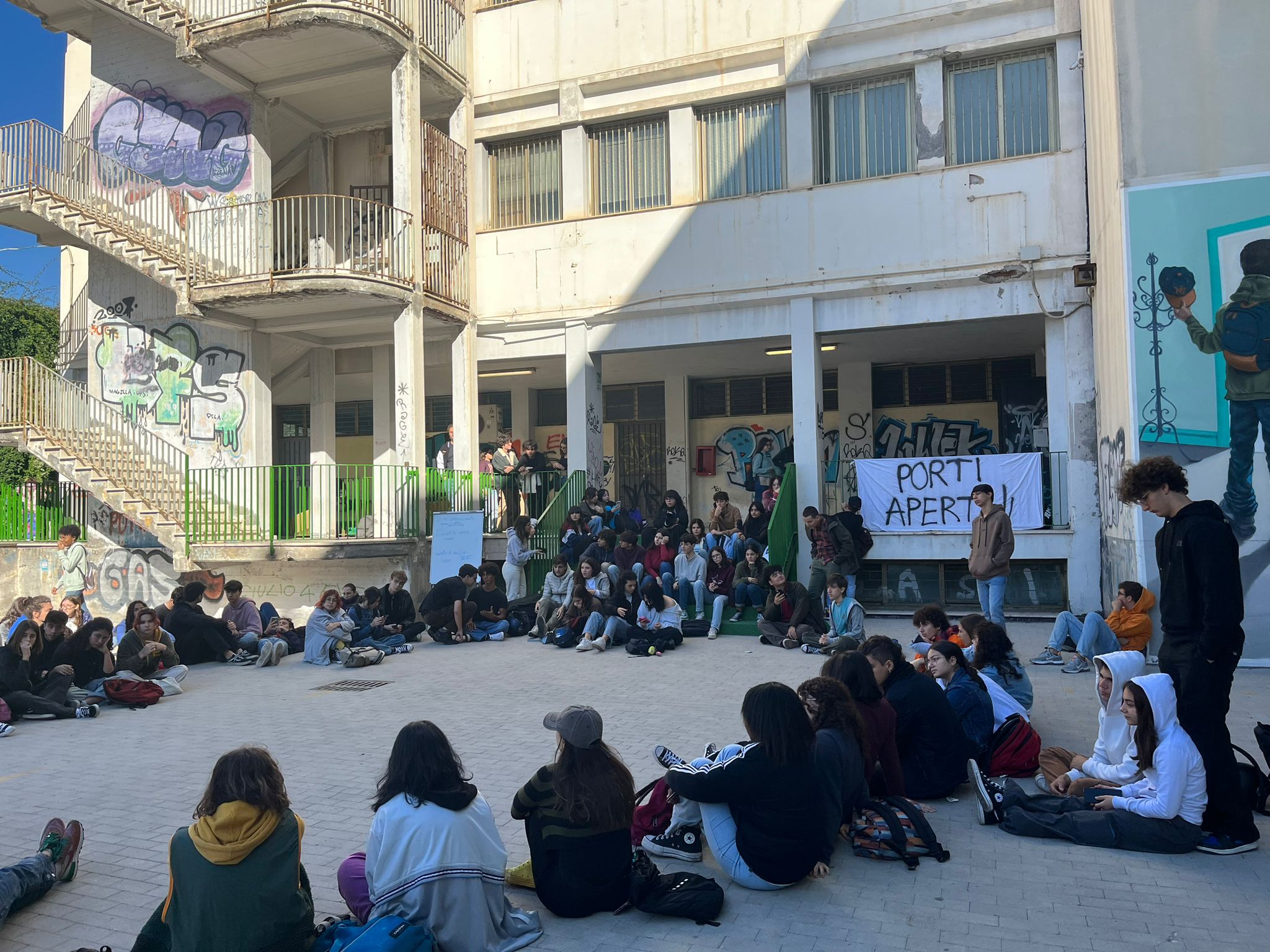Studenti dello Spedalieri solidali con i migranti bloccati al porto di Catania: “Chiediamo umanità”