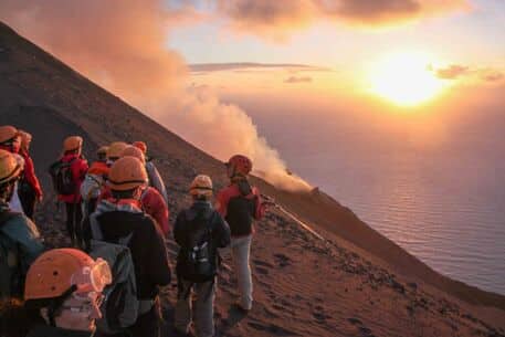 Tutti pazzi per le Eolie, boom di turisti a Stromboli: scattano anche diverse sanzioni