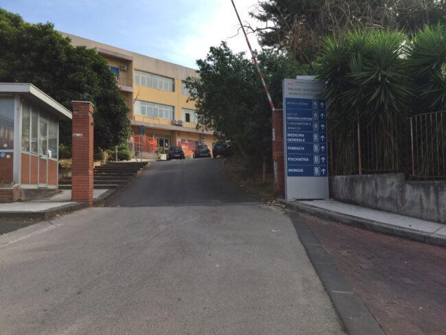 Paziente di 42 anni si lancia nel vuoto dal balcone dell’ospedale di Biancavilla