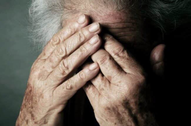 Maltrattava la madre anziana, arrestato 58enne: avrebbe anche abusato di una donna