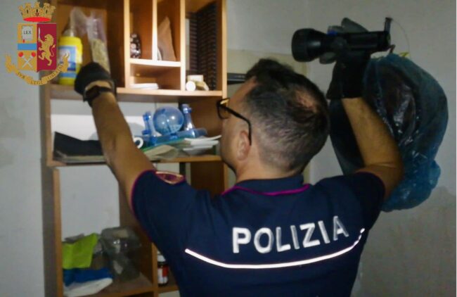 Dall’essiccazione alla singola dose, laboratorio “fai da te” di marijuana: incastrato 56enne