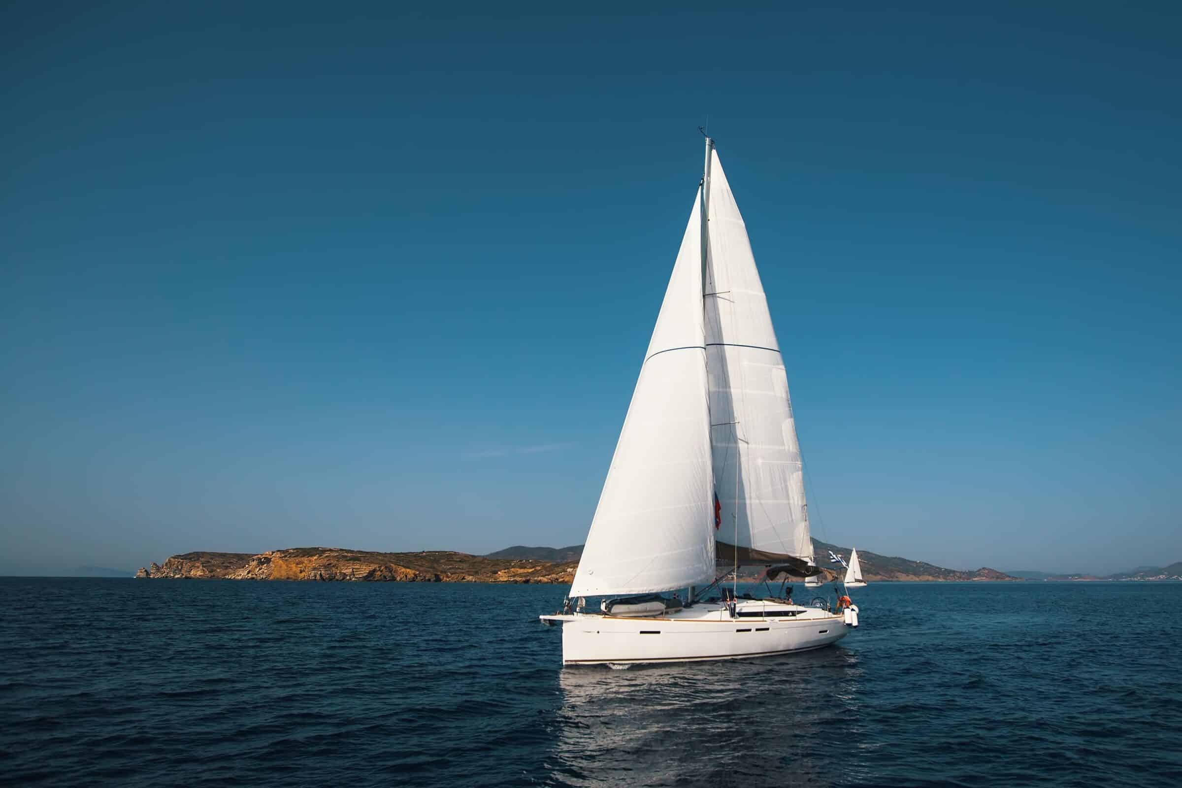 Scontro tra un aliscafo e una barca a vela a Lipari: in tre finiscono in mare