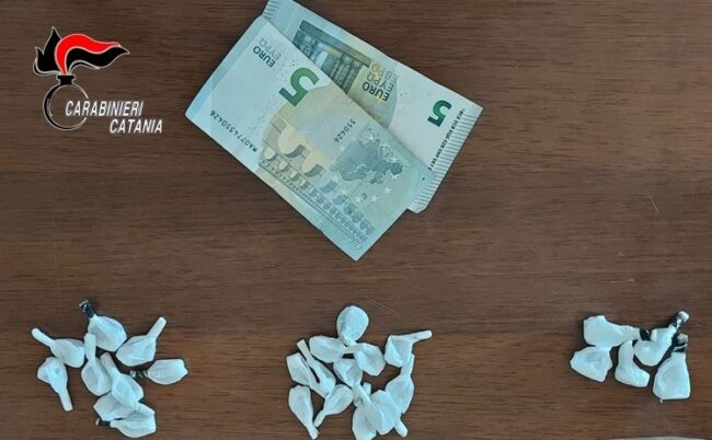 Pacchetto di sigarette in mano con cocaina dentro, arrestato catanese già ai domiciliari