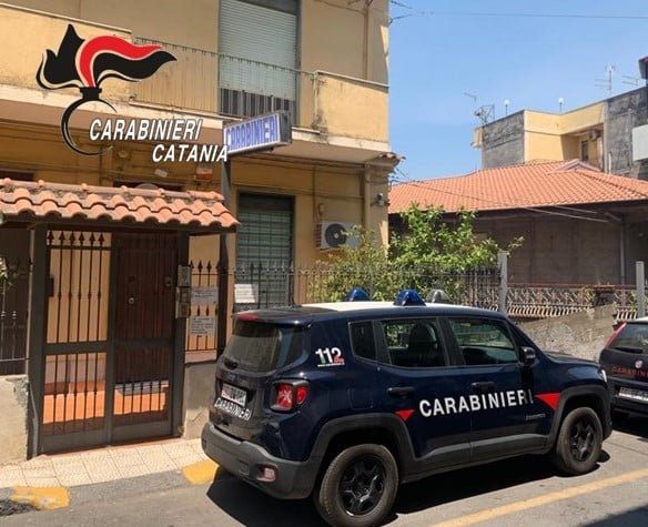 Tenta la fuga con la droga per sfuggire ai carabinieri: inseguimento nel Catanese