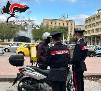Vestito da rider non consegnava cibo ma droga: arrestato corriere 22enne a Catania