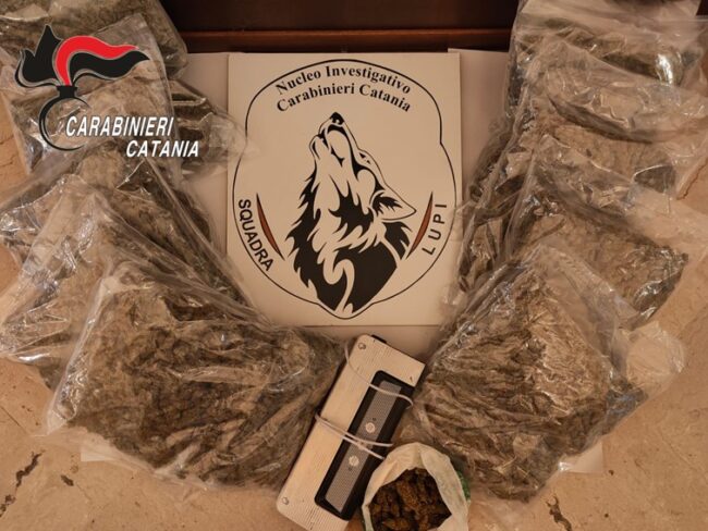 Catania, 11 chilogrammi di droga nascosta sui sedili posteriori dell’auto: arrestato pregiudicato