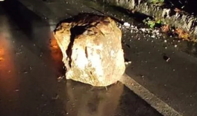 Si sfiora la tragedia lungo la SS 187, masso si stacca dal costone: sindaco chiude tratto di strada