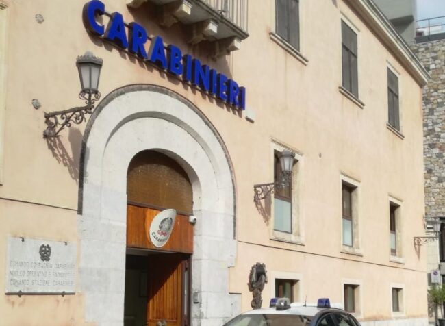 Furto con spaccata in una profumeria, arrestati due catanesi fuggiti con la refurtiva