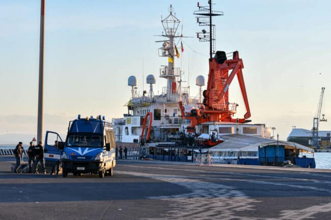 Sbarcano i migranti a bordo della nave Rise Above, ancora caos a Catania – Le FOTO