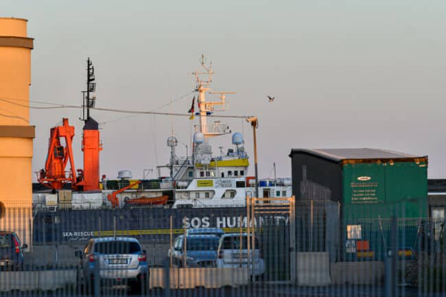 La Humanity 1 lascia il porto di Catania: domani partirà anche la Geo Barents