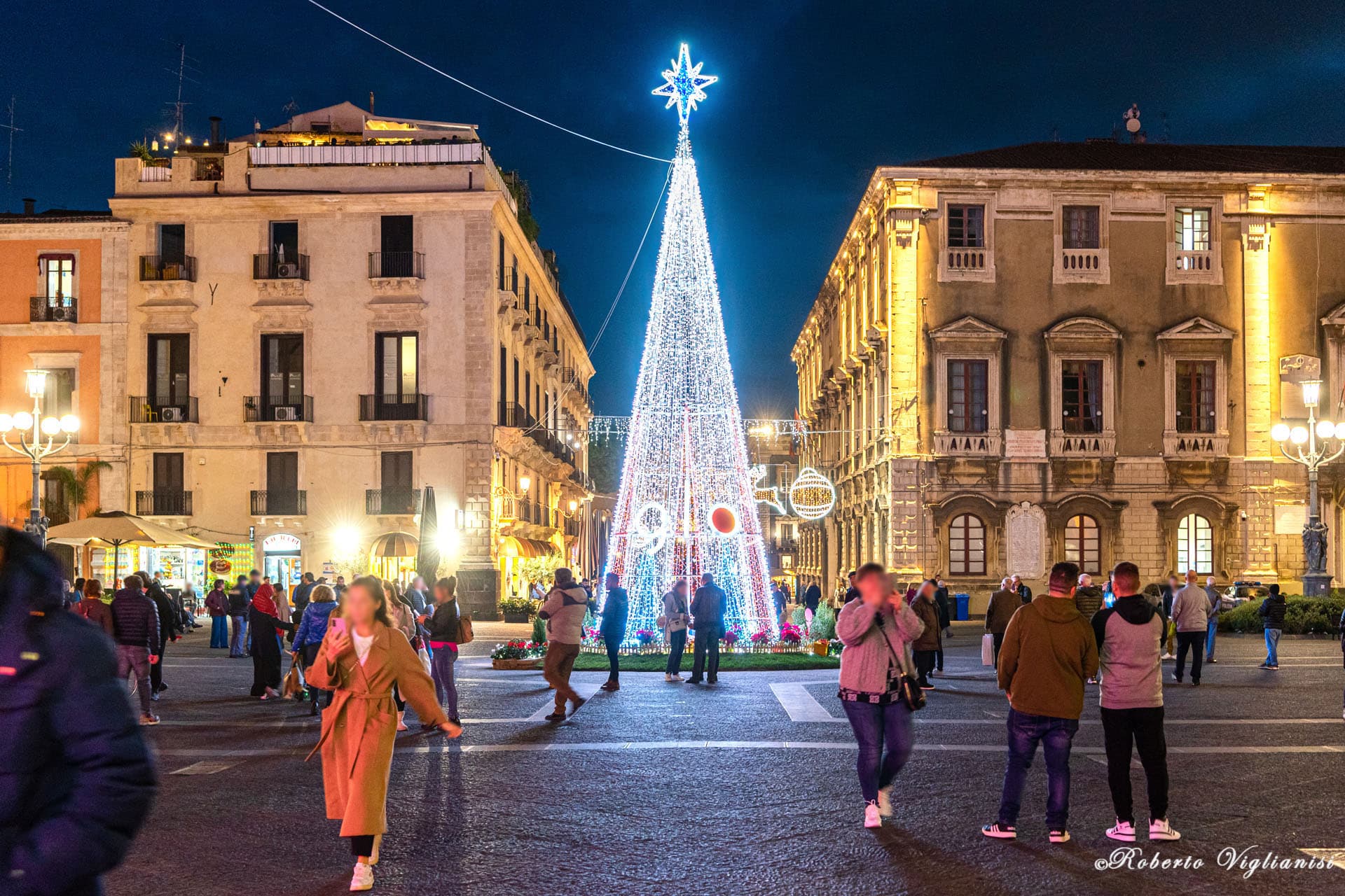Natale 2022, a Catania accesi il grande albero di piazza Università e le luminarie