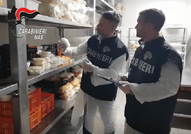Batterio Listeria, controlli dei Nas: chiusi due laboratori di analisi e bloccati 945 kg di formaggio