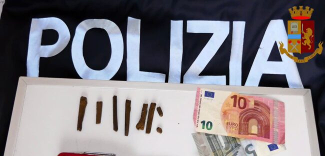 Scambio “anomalo” tra due soggetti fa sospettare la polizia: arrestato spacciatore “insofferente”