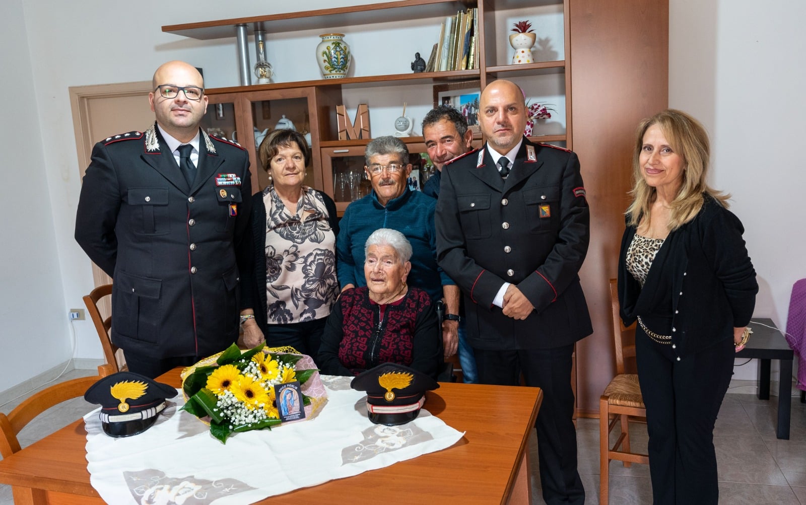 Modica, sorpresa per nonna Giorgia: festeggiati i 100 anni insieme ai carabinieri – VIDEO