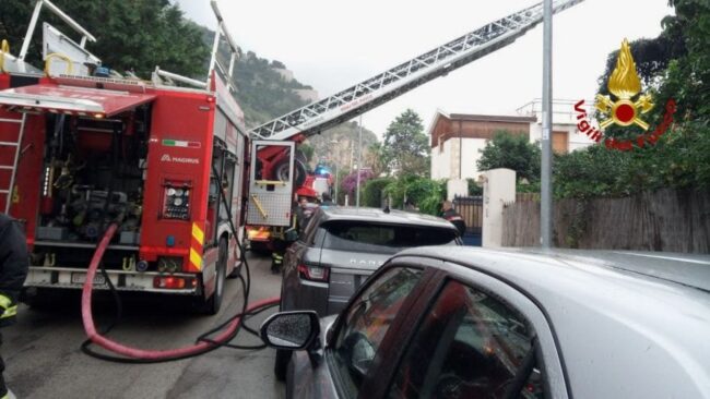 Incendio in una villetta, salvata una persona dalle fiamme