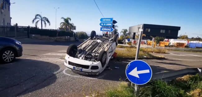 Incidente nel Catanese, auto si ribalta allo svincolo della Statale 284