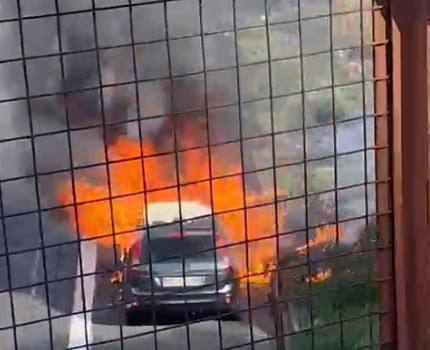 Auto va a fuoco sulla Catania-Messina poco dopo il casello di San Gregorio – VIDEO