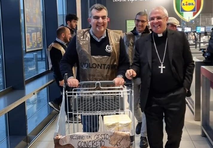 Giornata Nazionale della Colletta Alimentare, l’arcivescovo di Catania fa la spesa per chi è in difficoltà