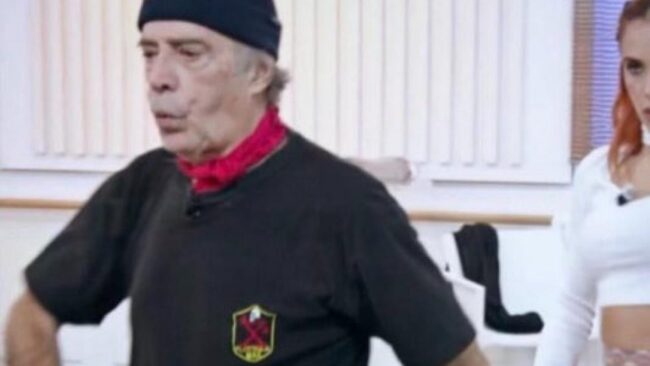 Enrico Montesano a “Ballando con le stelle” con una maglietta neofascista: è polemica sui social