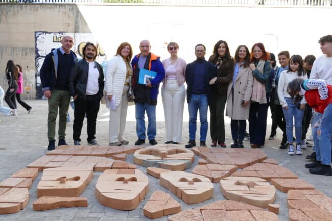 Il Liceo Artistico “Mario Rapisardi” di Paternò partecipe della Bellezza… consegna al Mecenate Antonio Presti l’opera “Torranimata”