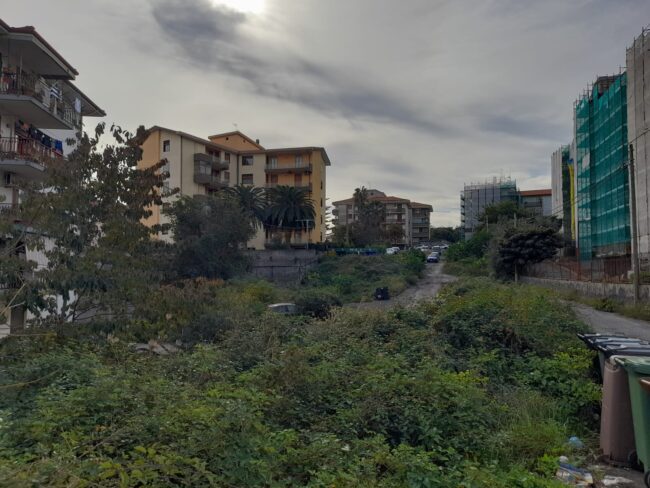 Acireale, in via Sutera centinaia di famiglie in stato di abbandono. Cannavò: “Una ferita aperta da oltre 30 anni”