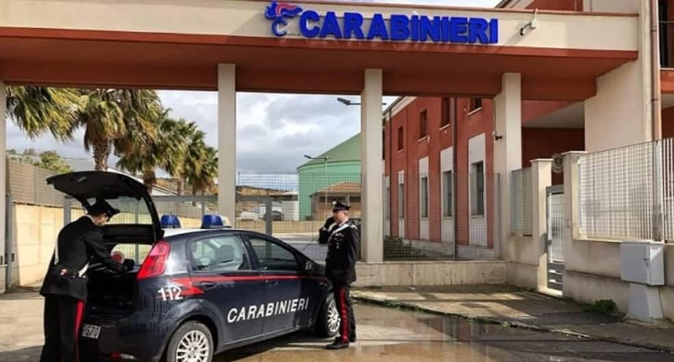 Aggredisce la figlia nel portone di casa e si scaglia contro i carabinieri intervenuti, arrestato 60enne