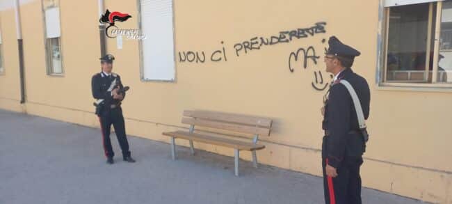Pachino, individuati i giovani che hanno imbrattato due auto dei vigili urbani