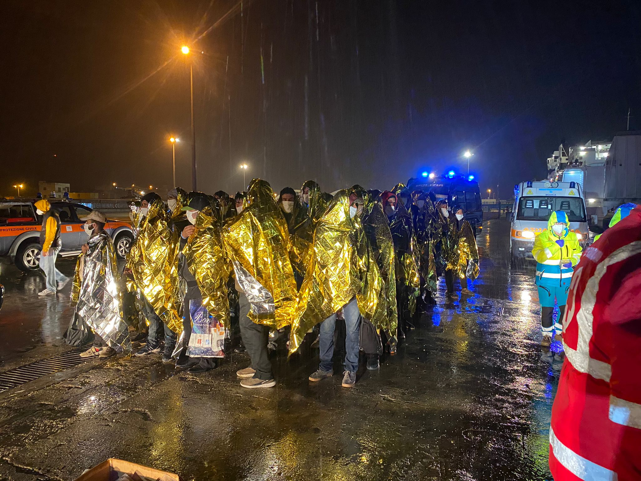Barcone affonda al largo di Lampedusa: salvati 38 migranti