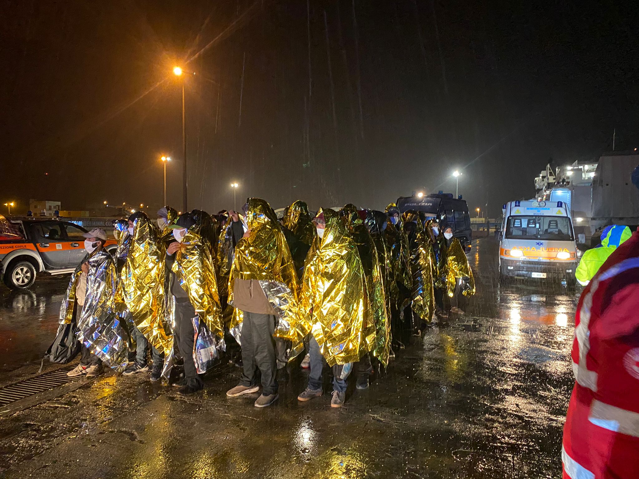 Trasferiti i migranti salvati al largo della Sicilia: accolti a Catania, Messina e Siracusa