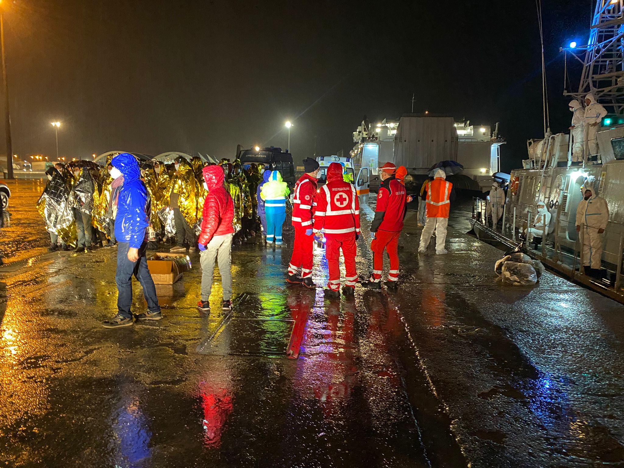 Sicilia, oltre 300 migranti messi in salvo sotto la pioggia