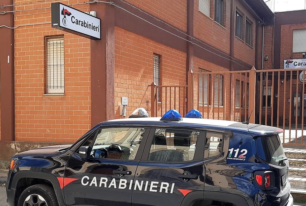 Rubano uno scooter e minacciano i carabinieri: due giovani minorenni “incontrollabili” nel Catanese