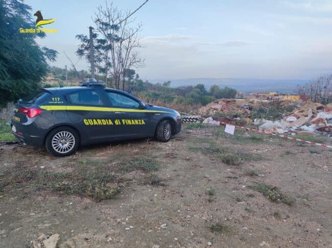 Scoperta una montagna di rifiuti illegali: occupati oltre seimila metri quadrati di superficie