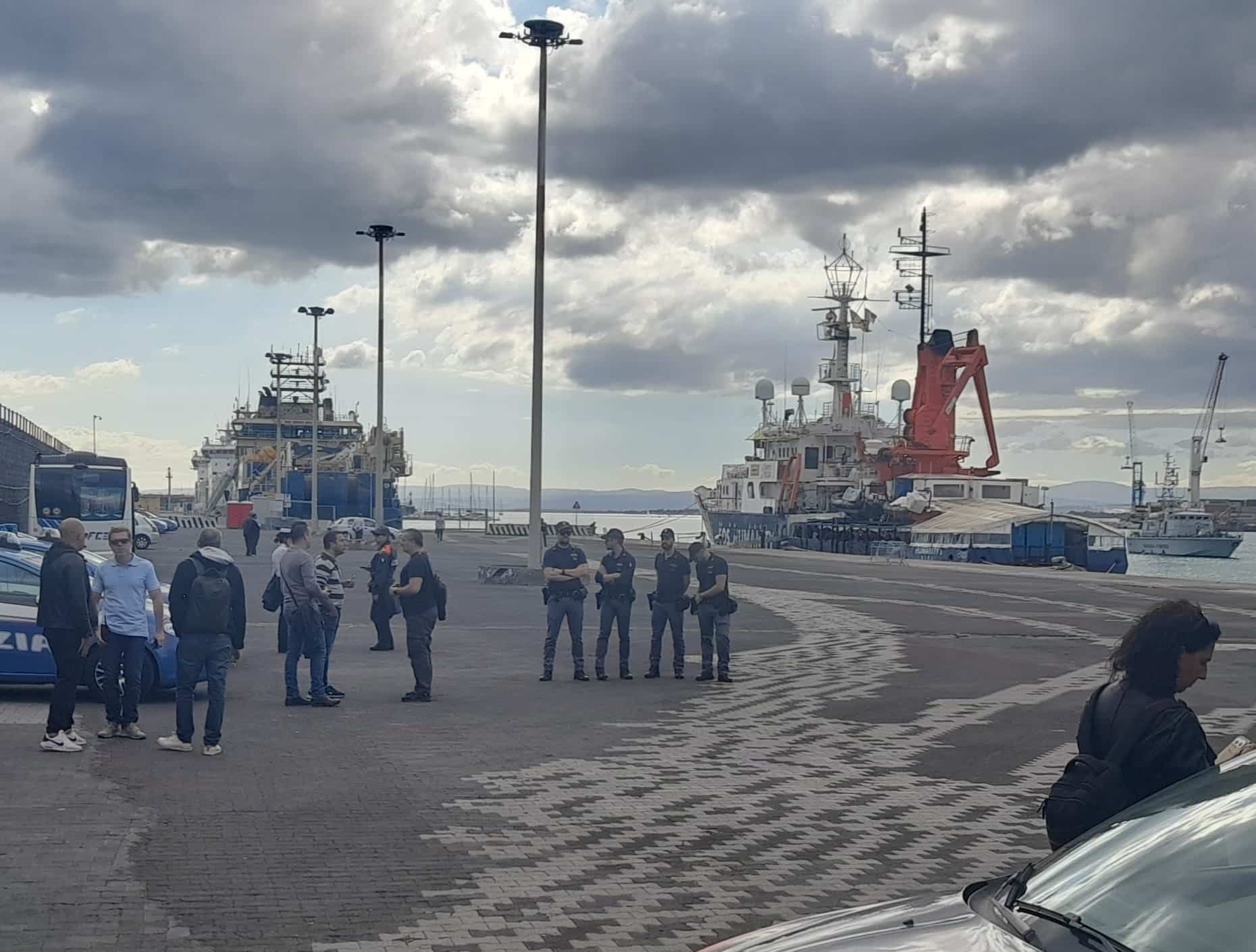Catania, migranti si buttano dalla Geo Barents: c’è anche chi rifiuta il cibo