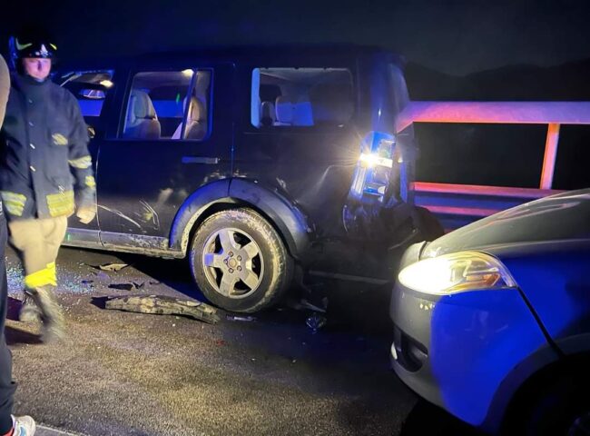 Incidente lungo la SS 121, aiuta la sorella bloccata in mezzo alla strada e viene travolto da un’auto: ferito in ospedale