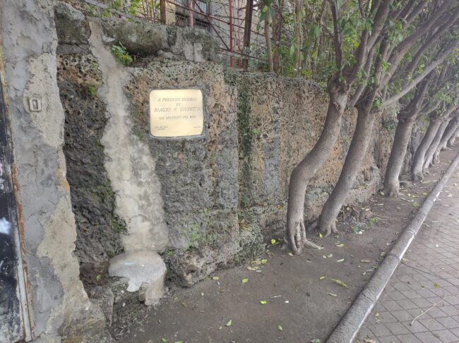 Rispristinato il decoro della targa commemorativa di Biagio e Giuditta