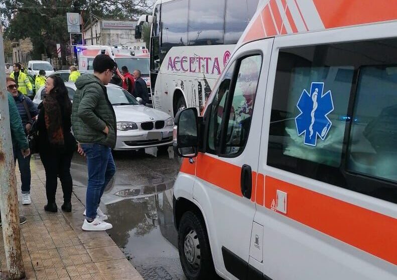 Maxi incidente all’uscita della Lidl, coinvolto anche un bus – FOTO