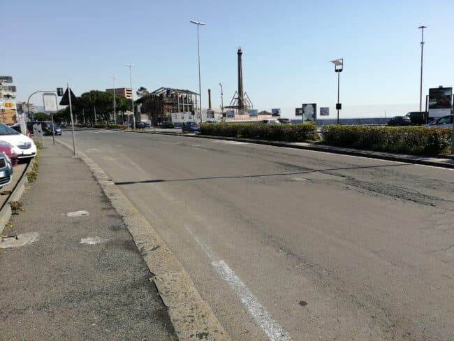 Viale Africa, buche di giorno e “luci rosse” la sera. La richiesta del consigliere Cardello