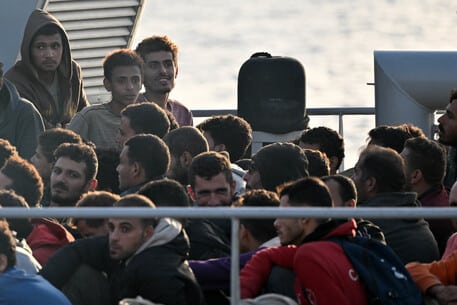 Migranti, 383 soccorsi nel centro del Mediterraneo: verranno smistati su varie unità