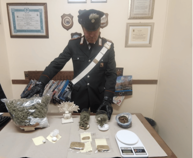 Smerciavano droga in casa, coppia di conviventi arrestata
