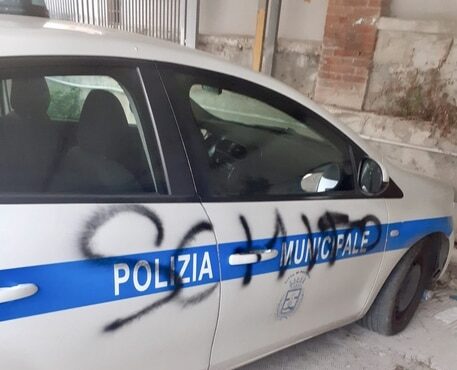 Intimidazione alla polizia municipale, due auto imbrattate con scritte offensive: indagini in corso