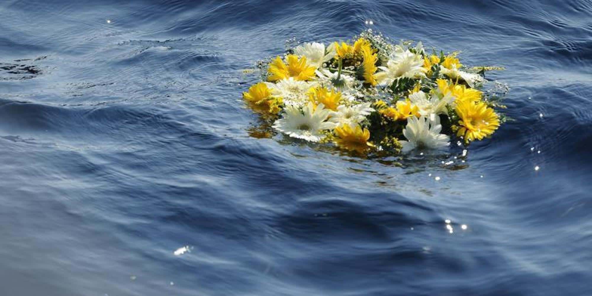 Silenzio, lacrime e mazzi di fiori per le piccole vittime del mare