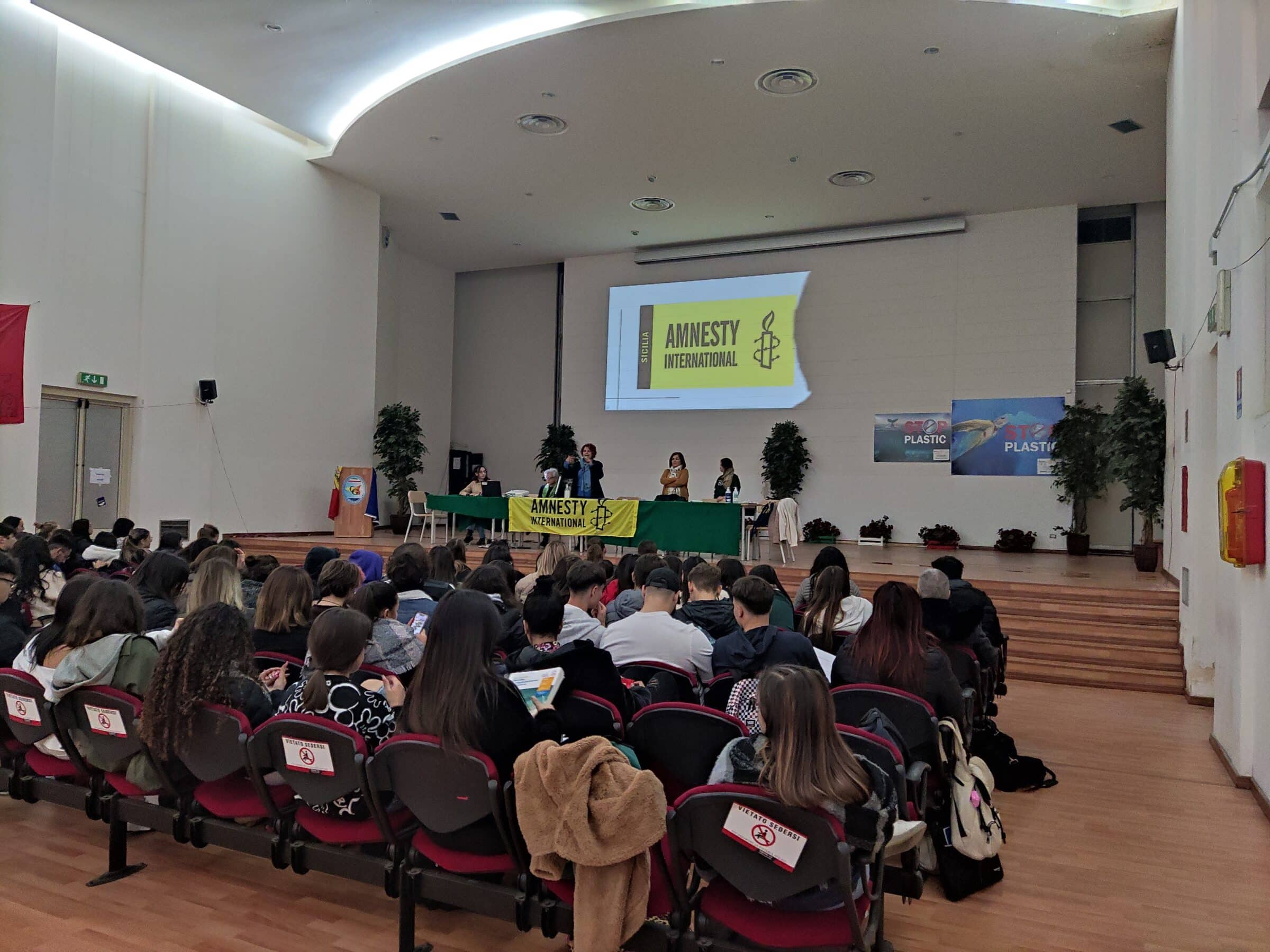 “Violenza di genere”: all’Istituto “Carlo Gemmellaro” di Catania dibattito con Amnesty International sulla campagna “Io lo chiedo”