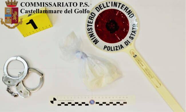 A spasso con la cocaina, pusher tenta di disfarsene lanciandola dal finestrino dell’auto: arrestato