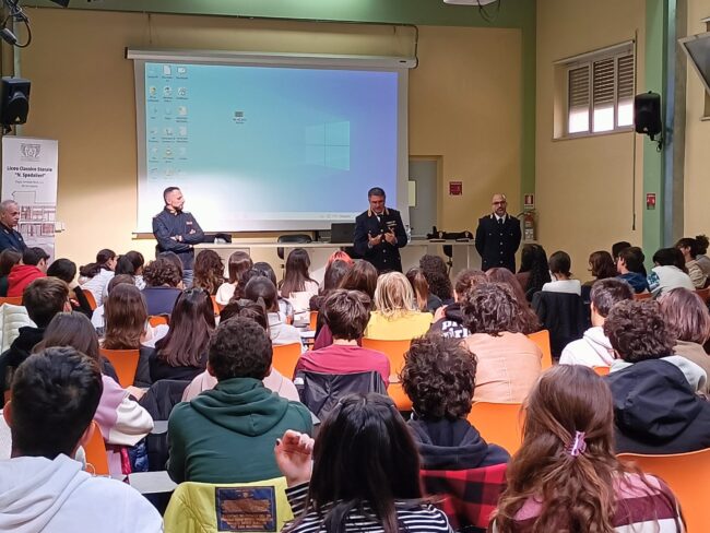 Contro la “violenza di genere” uno strumentario giuridico, culturale e di cittadinanza: il Liceo Classico “N. Spedalieri” incontra gli esperti dell’Ufficio minori e vittime vulnerabili della Polizia