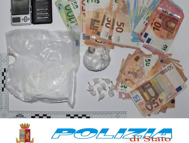 Tentata rapina a mano armata in un distributore, 46enne beccato dalla polizia: negli slip anche droga