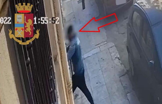 Rapina un’anziana di 85 anni trascinandola giù per le scale: arrestato un pregiudicato