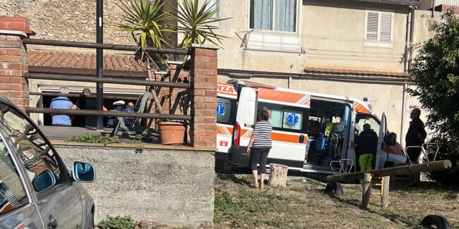 Muore mentre passeggia con la moglie, tragedia in strada